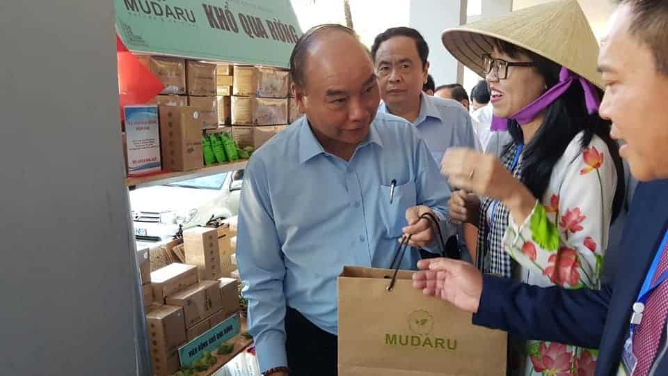 Thủ tướng Nguyễn Xuân Phúc tham quan gian hàng sản phẩm Mudaru